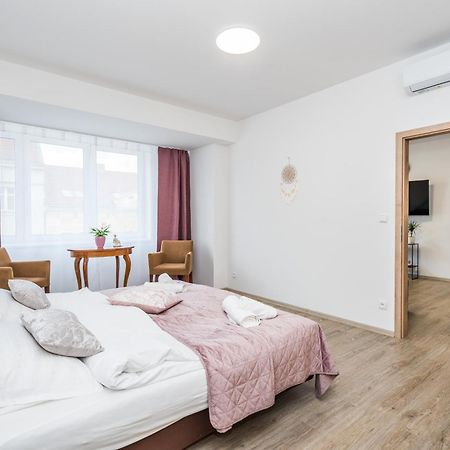 Perla Hradce 202 Apartamento Hradec Králové Exterior foto